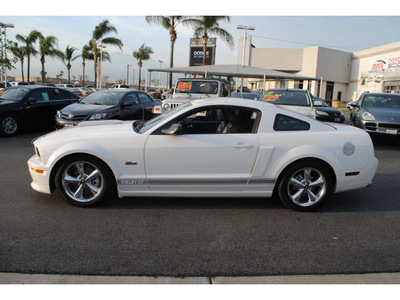 ford mustang 2007 white coupe gt premium gasoline 8 cylinders rear wheel drive 5 speed manual 91761
