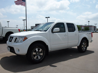 nissan frontier 2010 white pro 4x gasoline 6 cylinders 4 wheel drive automatic with overdrive 76018