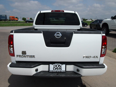 nissan frontier 2010 white pro 4x gasoline 6 cylinders 4 wheel drive automatic with overdrive 76018