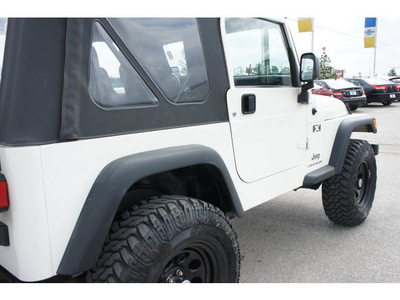 jeep wrangler 2005 white suv x gasoline 6 cylinders 4 wheel drive 6 speed manual 77388