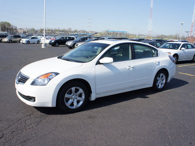 nissan altima 2009 white sedan gasoline 4 cylinders front wheel drive automatic 19153