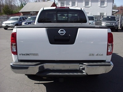 nissan frontier 2006 white pickup truck se gasoline 6 cylinders 4 wheel drive manual 06019