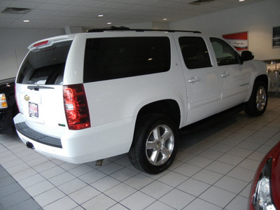 chevrolet suburban 2011 white suv lt 1500 navi dvd flex fuel 8 cylinders 4 wheel drive automatic with overdrive 55391