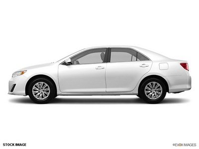 toyota camry 2012 white sedan le gasoline 4 cylinders front wheel drive automatic 55448