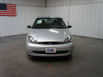 ford focus 2003 silver sedan lx gasoline 4 cylinders front wheel drive automatic with overdrive 76108