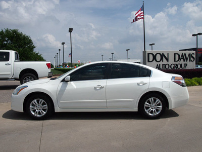 nissan altima 2011 white sedan 2 5 s gasoline 4 cylinders front wheel drive automatic 76018