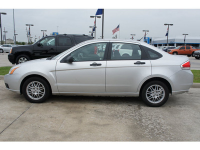 ford focus 2011 silver sedan se gasoline 4 cylinders front wheel drive automatic 77090