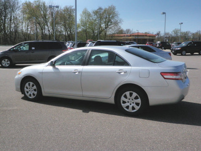 toyota camry 2010 silver sedan le gasoline 4 cylinders front wheel drive automatic 56001