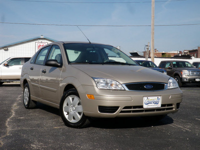 ford focus 2006 gold sedan zx4 se gasoline 4 cylinders front wheel drive automatic 61832