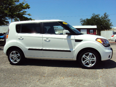 kia soul 2011 white hatchback gasoline 4 cylinders front wheel drive automatic 32901