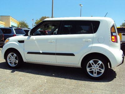 kia soul 2011 white hatchback gasoline 4 cylinders front wheel drive automatic 32901