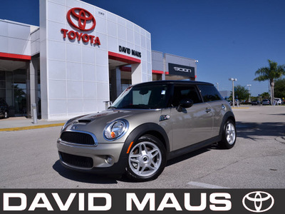 mini cooper 2009 gold hatchback s gasoline 4 cylinders front wheel drive 6 speed manual 32771