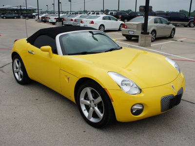 pontiac solstice 2009 yellow gasoline 4 cylinders rear wheel drive automatic 76087