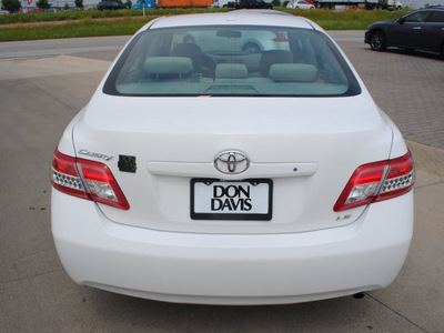 toyota camry 2010 white sedan le gasoline 4 cylinders front wheel drive automatic 76018
