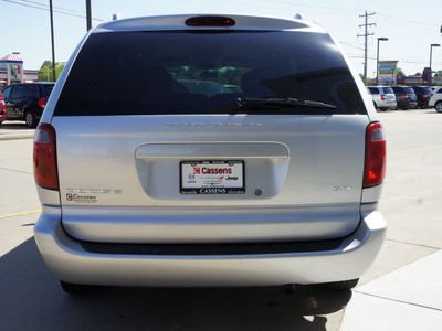 dodge grand caravan 2004 silver van sxt gasoline 6 cylinders front wheel drive automatic 62034