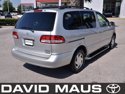 toyota sienna 2002 silver van symphony gasoline 6 cylinders front wheel drive automatic 32771