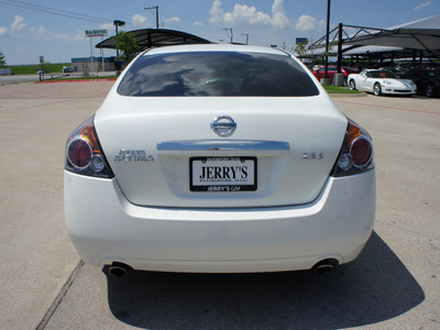 nissan altima 2008 white sedan 2 5 s gasoline 4 cylinders front wheel drive automatic 76087