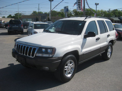 jeep grand cherokee 2003 white suv laredo gasoline 6 cylinders 4 wheel drive automatic with overdrive 62863