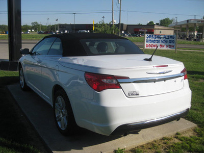 chrysler 200 convertible 2011 white touring flex fuel 6 cylinders front wheel drive 6 speed automatic 62863