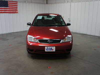 ford focus 2005 red hatchback zx3 se gasoline 4 cylinders front wheel drive automatic with overdrive 76108