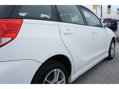 toyota matrix 2004 white wagon xr gasoline 4 cylinders front wheel drive automatic 77388