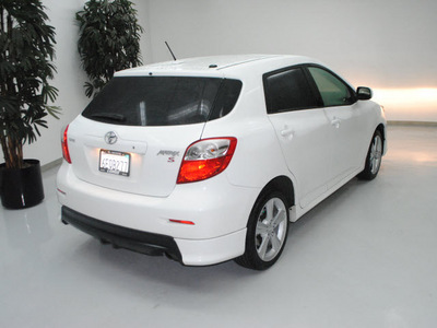 toyota matrix 2009 white hatchback s gasoline 4 cylinders front wheel drive automatic 91731