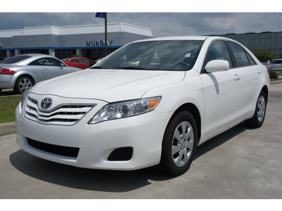 toyota camry 2011 white sedan le gasoline 4 cylinders front wheel drive automatic 77090