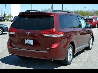 toyota sienna 2012 van 2012 toyota sienna xle v6 8 passeng gasoline 6 cylinders front wheel drive 6 speed automatic 46219