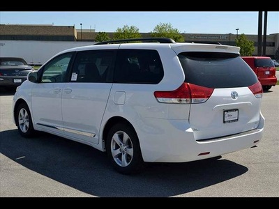 toyota sienna 2012 white van 2012 toyota sienna le v6 8 passenge gasoline 6 cylinders front wheel drive 6 speed automatic 46219