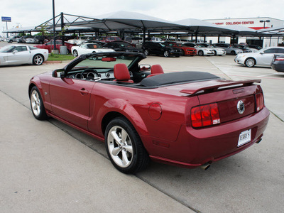 ford mustang 2007 red gt gasoline 8 cylinders rear wheel drive automatic with overdrive 76087