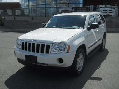 jeep grand cherokee 2007 white suv laredo gasoline 6 cylinders 4 wheel drive automatic with overdrive 99212