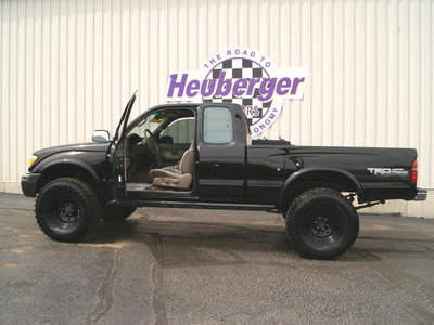 toyota tacoma 1998 black pickup truck limited gasoline 6 cylinders 4 wheel drive 5 speed manual 80905