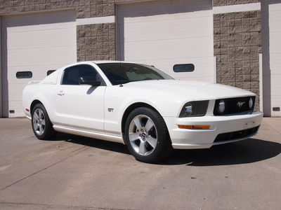 ford mustang 2006 white coupe gt gasoline 8 cylinders rear wheel drive automatic 80301