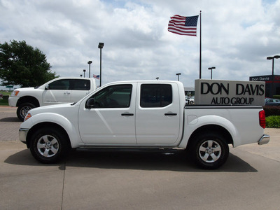 nissan frontier 2011 white gasoline 6 cylinders 2 wheel drive automatic with overdrive 76018