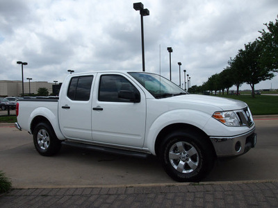 nissan frontier 2011 white gasoline 6 cylinders 2 wheel drive automatic with overdrive 76018