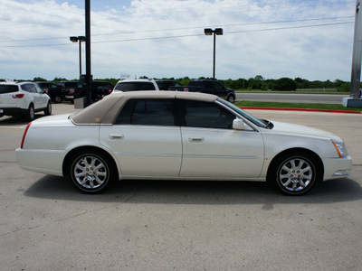 cadillac dts 2009 white sedan gasoline 8 cylinders front wheel drive automatic 76087