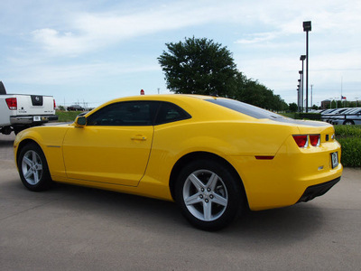 chevrolet camaro 2010 yellow coupe lt gasoline 6 cylinders rear wheel drive automatic 76018