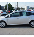 ford focus 2012 silver hatchback se gasoline 4 cylinders front wheel drive 6 speed automatic 77388