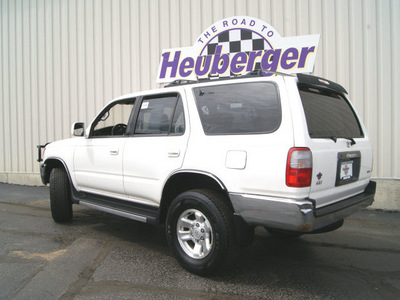 toyota 4runner 1998 white suv sr5 gasoline 6 cylinders 4 wheel drive automatic 80905