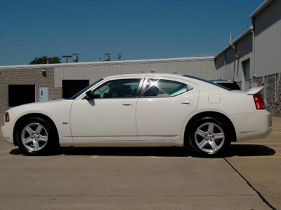 dodge charger 2009 white sedan sxt gasoline 6 cylinders rear wheel drive automatic 62034