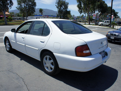 nissan altima 1998 white sedan gle gasoline 4 cylinders front wheel drive automatic 92882