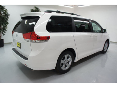 toyota sienna 2012 white van le 8 passenger gasoline 6 cylinders front wheel drive automatic 91731