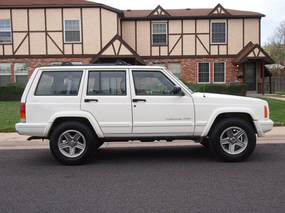 jeep cherokee 2000 white suv classic 4x4 auto low miles gasoline 6 cylinders 4 wheel drive automatic 80012