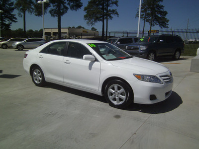 toyota camry 2010 white sedan le gasoline 4 cylinders front wheel drive automatic 75503