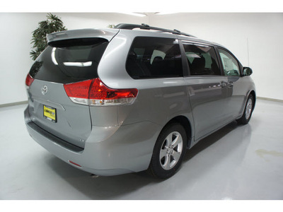 toyota sienna 2012 silver van le 8 passenger gasoline 6 cylinders front wheel drive automatic 91731