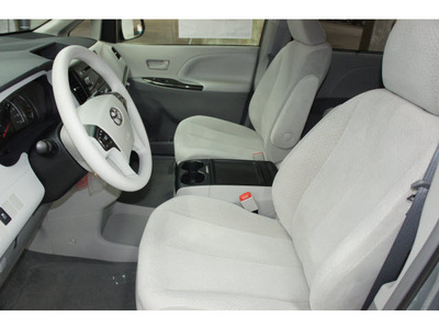 toyota sienna 2012 silver van le 8 passenger gasoline 6 cylinders front wheel drive automatic 91731