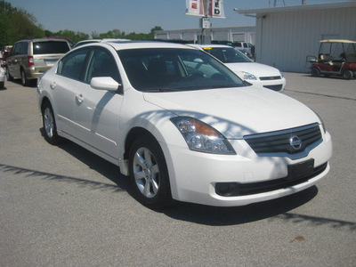 nissan altima 2008 white sedan 2 5 s gasoline 4 cylinders front wheel drive autostick 62863