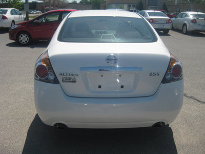 nissan altima 2008 white sedan 2 5 s gasoline 4 cylinders front wheel drive autostick 62863