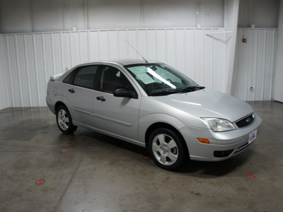 ford focus 2007 silver sedan zx4 ses gasoline 4 cylinders front wheel drive automatic with overdrive 76108