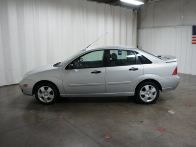ford focus 2007 silver sedan zx4 ses gasoline 4 cylinders front wheel drive automatic with overdrive 76108